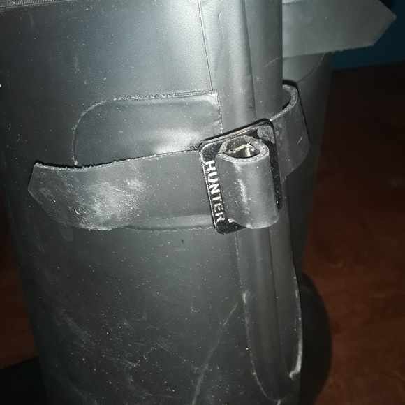 Like New "Hunter" Womens Size 7 Tall Heavy Duty Rubber Boot With 2 Pair Of Socks - Picture 10 of 16